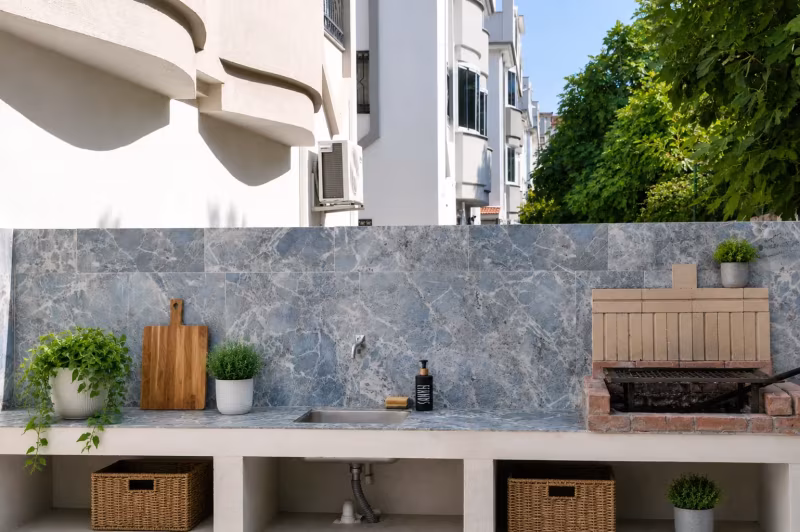 Villa bahçesinde tamamlanan dekoratif BBQ, evye ve hazırlık tezgâhı