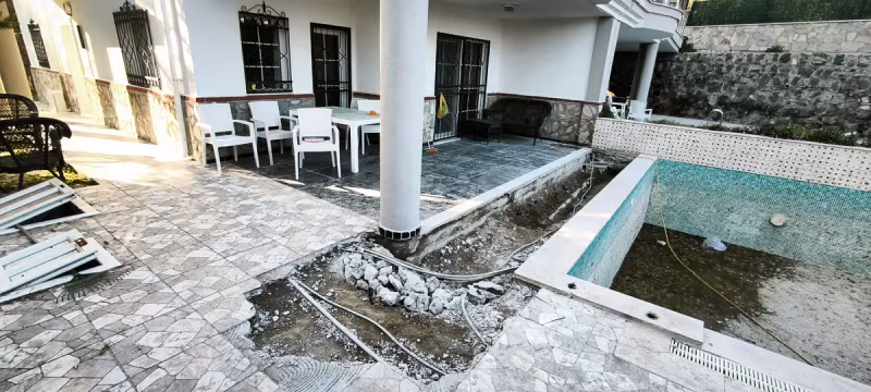 Havuz çevresi ve teras birleşimlerinde yapılan kontrollü söküm