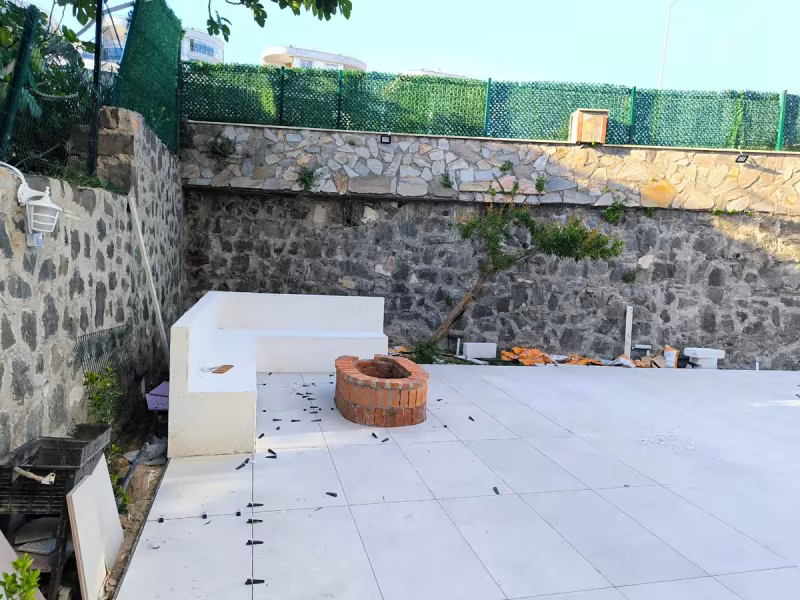 Villa bahçesinde ateş çukuru ve sabit oturma alanının yapım aşaması