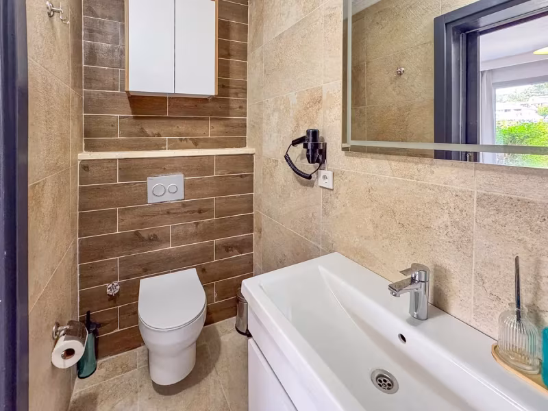 Derzleri ve aksesuarları yenilenen banyo ve tuvalet alanı