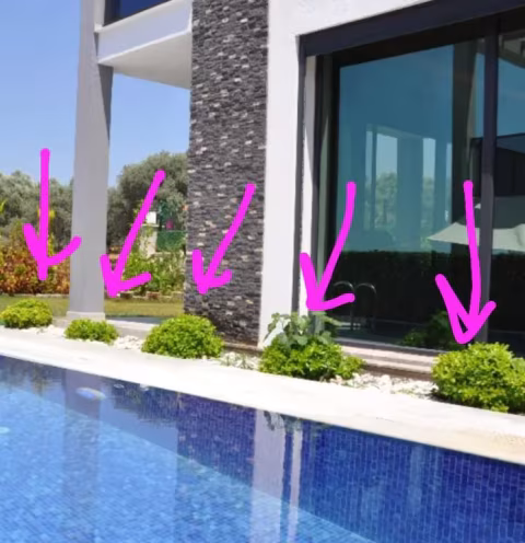 Yenileme öncesi havuz ile yapı arasındaki peyzaj şeridini gösteren işaretli saha fotoğrafı