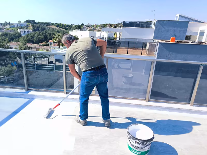 Düz çatı yüzeyine rulo ile likit su yalıtımı uygulanması