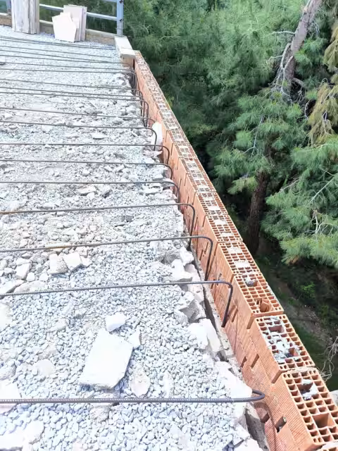Çit bitkilerinin yerine yapılan tuğla sınır duvarı ve teras altyapısı