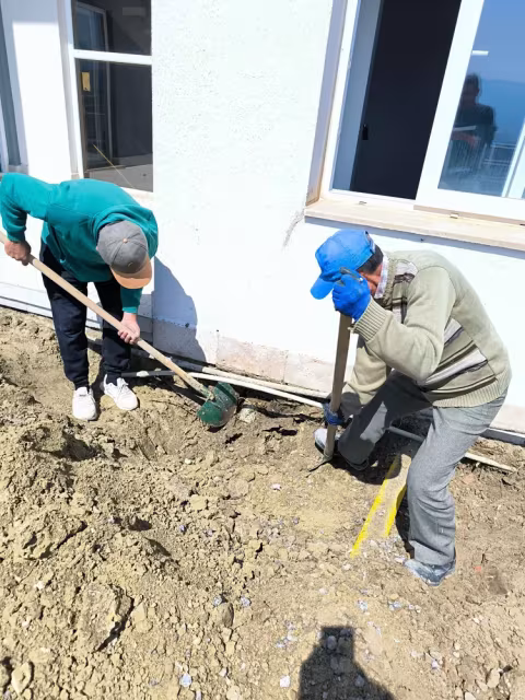 Villa duvarı yanında pis su ve drenaj hatlarına ulaşmak için yapılan kazı