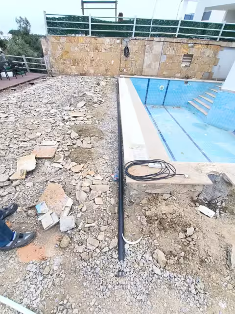 Havuz çevresinde açılan drenaj ve su tahliye hattı