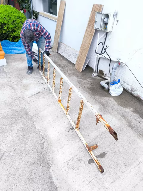 Paslı metal korkuluk elemanının boya öncesi temizlenmesi