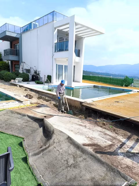 Havuz çevresindeki yapay çim ve deck alanının kontrollü sökümü
