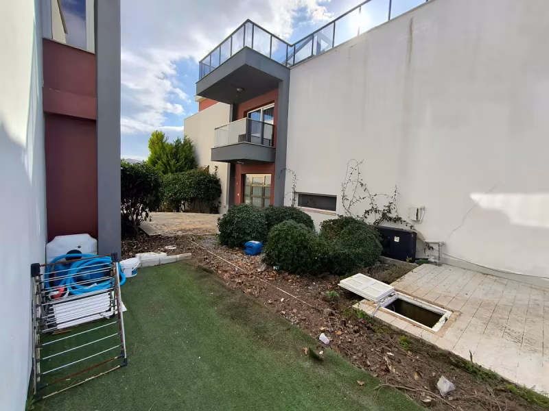 Villa yanındaki yapay çimli bahçe zemini ve mevcut tahliye noktası