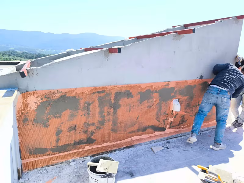 Çatı parapet duvarında fileli çatlak ve yüzey onarımı
